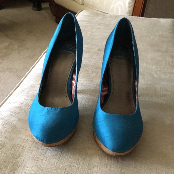 Fergalicious by Fergie turquoise platform pumps - Picture 3 of 6